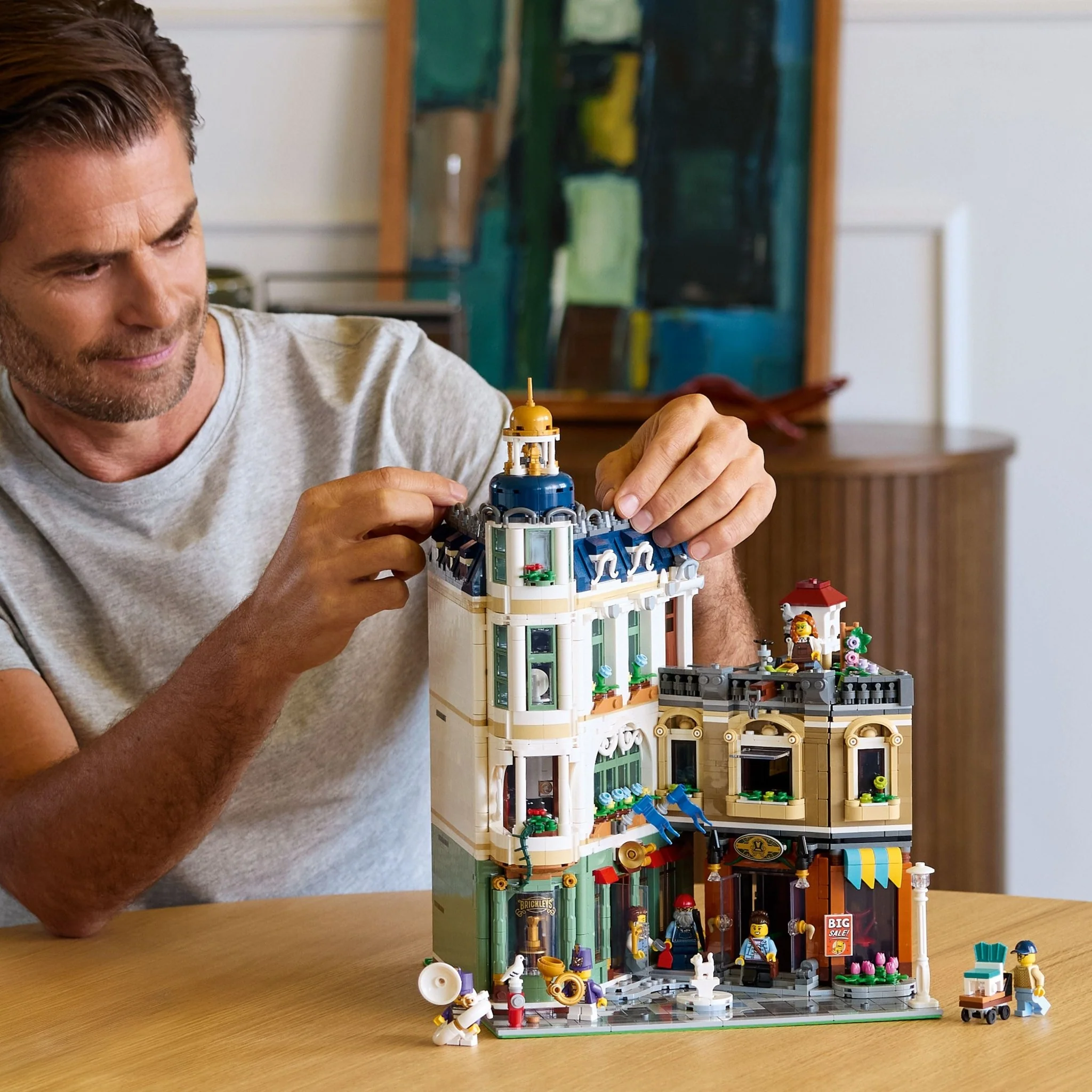LEGO Icons Shopping Street Building Set 11371 - Image 3