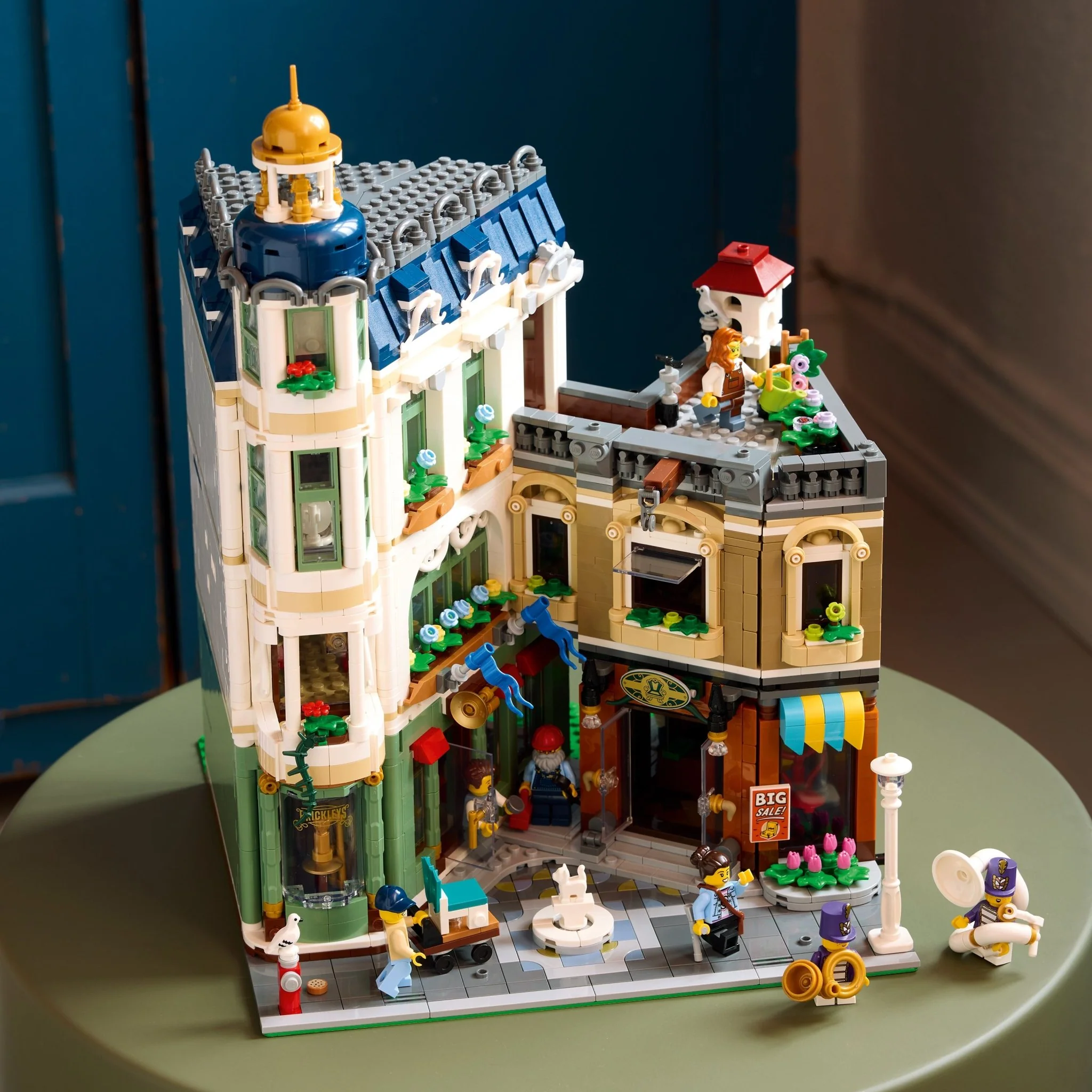 LEGO Icons Shopping Street Building Set 11371 - Image 7