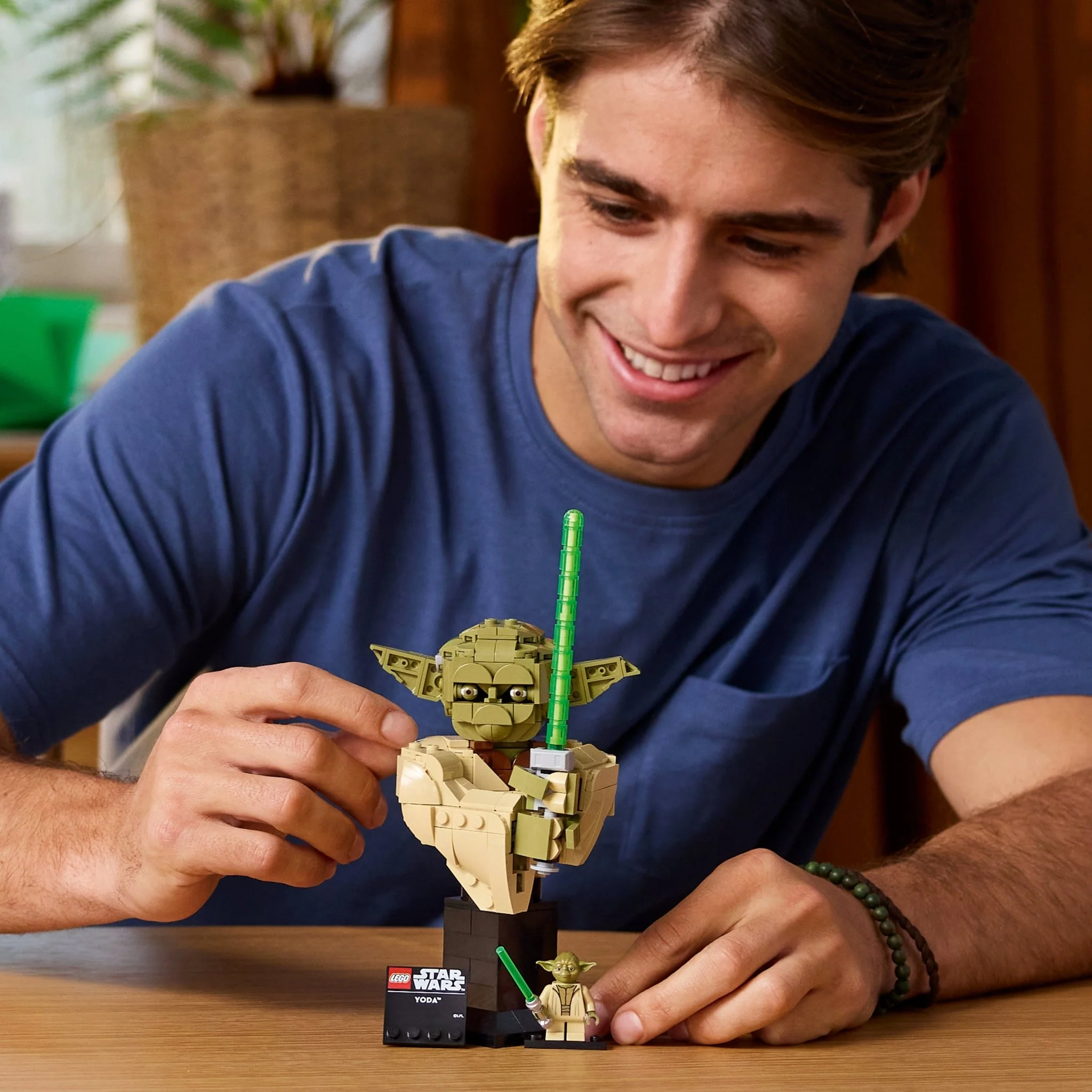 LEGO Star Wars: Attack of the Clones Yoda Bust 75438 - Image 3